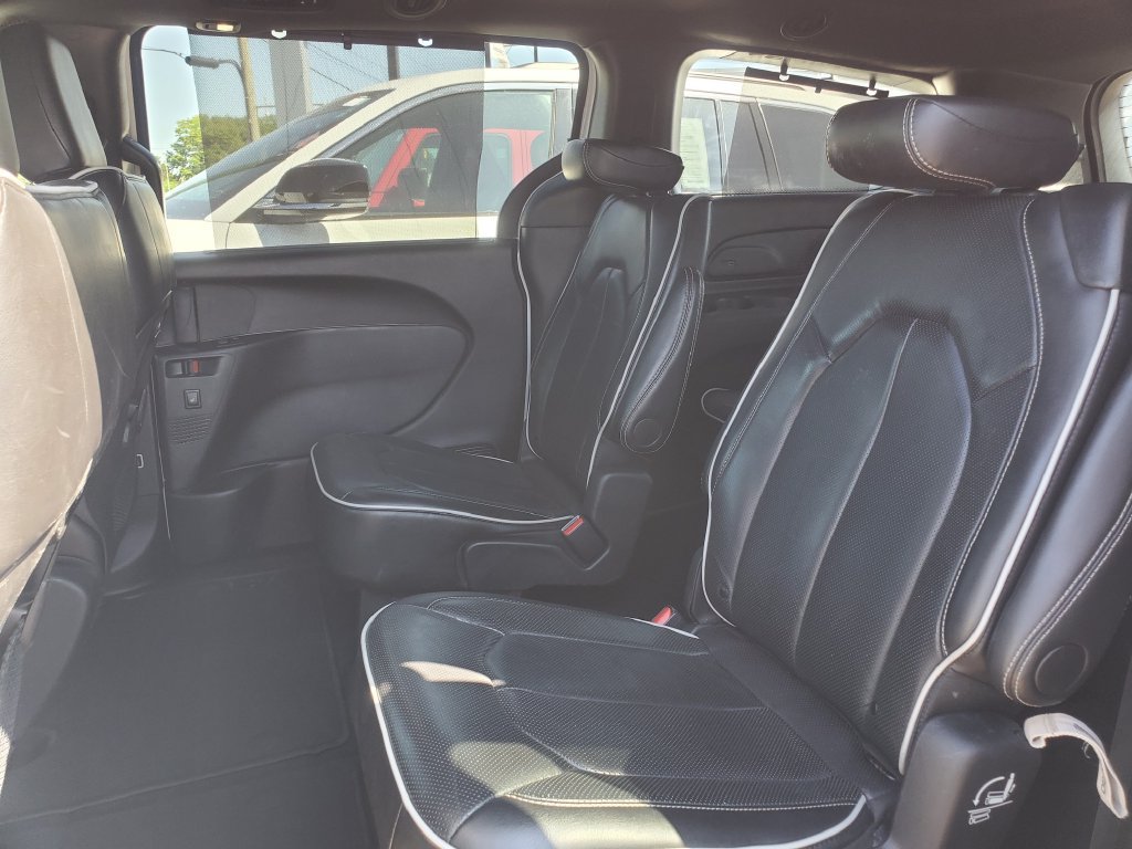 Used 2025 Chrysler Pacifica Limited FWD image 28