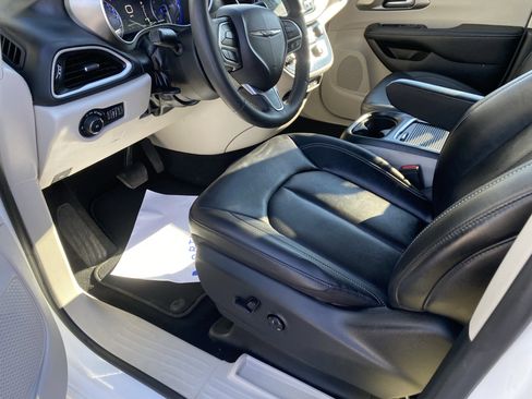 Used 2024 Chrysler Pacifica Touring-L image 7