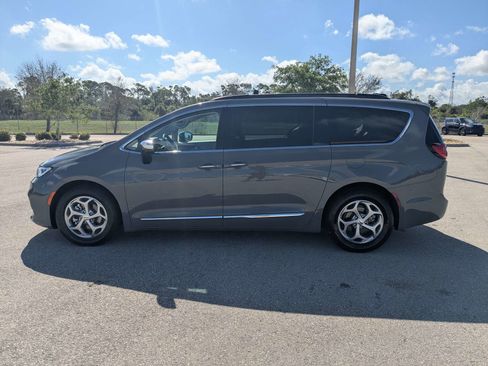 Used 2023 Chrysler Pacifica Limited FWD image 7