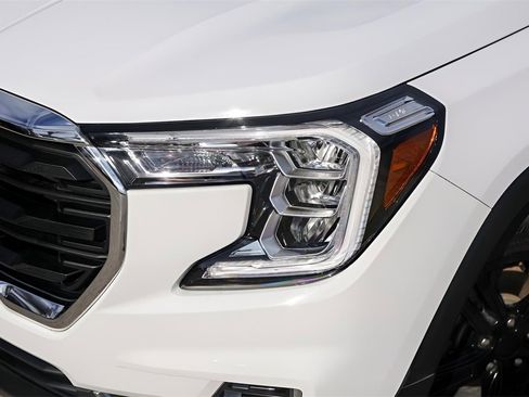 Used 2023 GMC Terrain SLE w/ Driver Convenience Package image 3