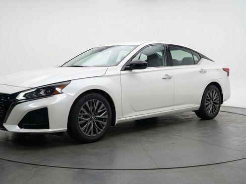 Used 2025 Nissan Altima 2.5 SV image 3