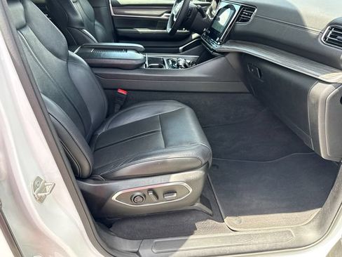 Used 2024 Jeep Wagoneer L Series II RWD image 13