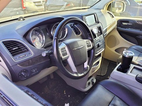 Used 2016 Chrysler Town & Country Touring image 9