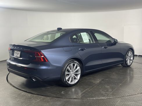 Used 2020 Volvo S60 T6 Momentum image 5