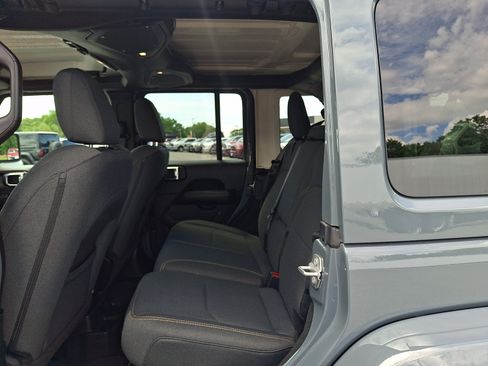 Used 2025 Jeep Wrangler Unlimited Sahara AWD/4WD image 10