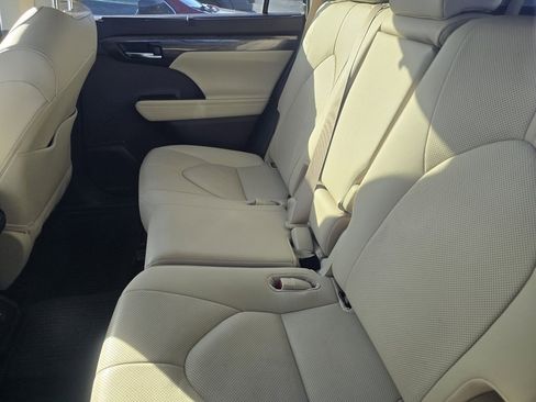 Used 2020 Toyota Highlander Limited image 21