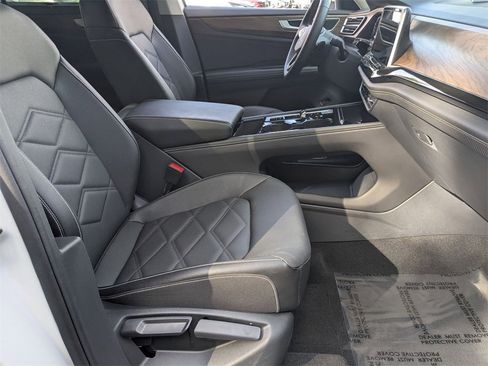 Used 2025 Volkswagen Atlas SE image 31