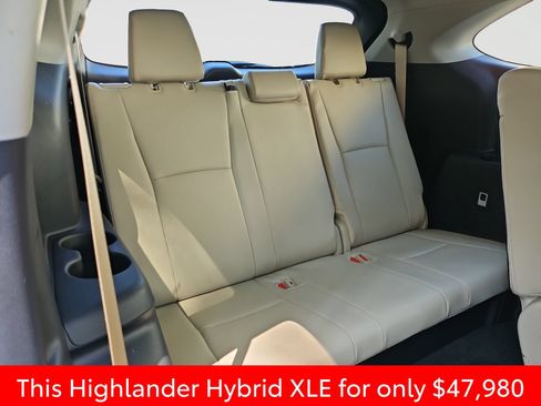 Used 2025 Toyota Highlander XLE AWD/4WD image 25