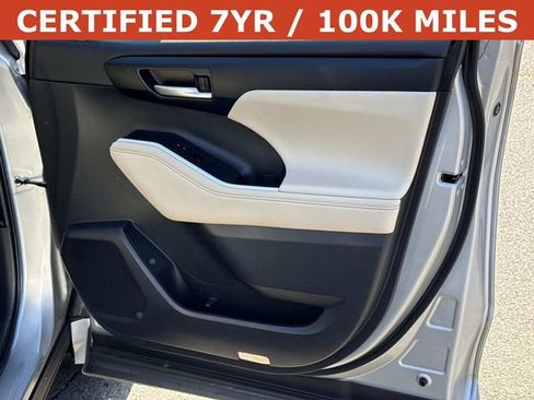 Used 2024 Toyota Highlander XLE AWD/4WD image 8