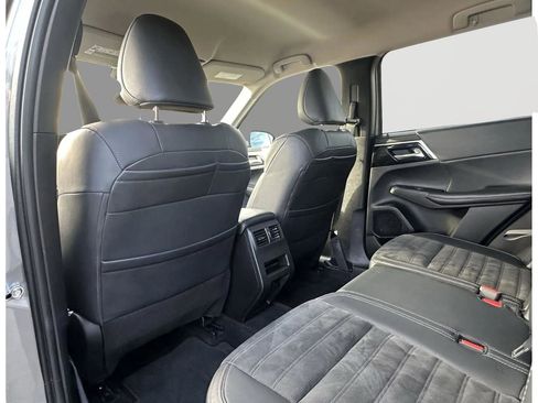 Used 2024 Mitsubishi Outlander SE Black Edition image 17