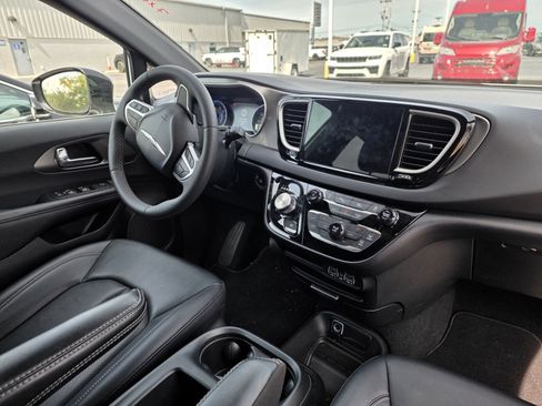 Used 2025 Chrysler Pacifica Select FWD image 7