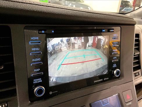 Used 2019 Toyota Sienna XLE image 21