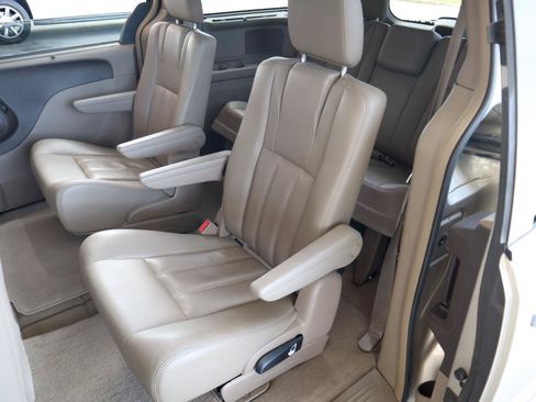 Used 2016 Chrysler Town & Country Touring-L w/ Driver Convenience Group FWD image 22
