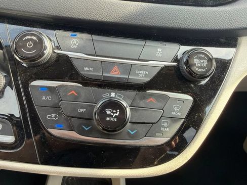 Used 2022 Chrysler Voyager LX FWD image 29