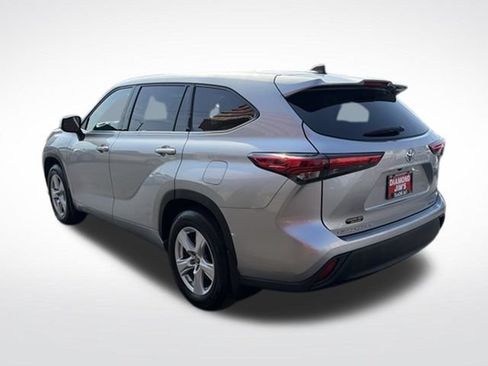 Used 2022 Toyota Highlander LE AWD/4WD image 5