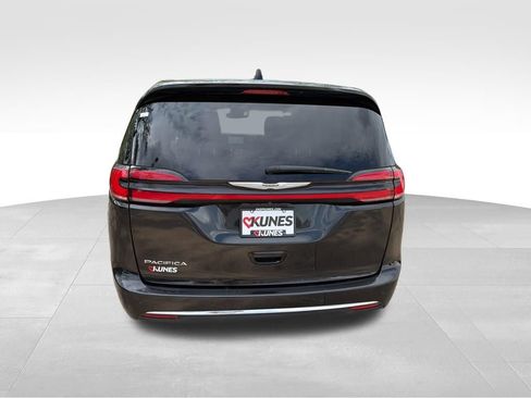 Used 2023 Chrysler Pacifica Touring-L FWD image 9