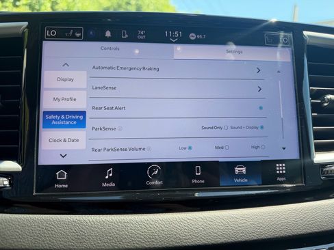 Used 2024 Chrysler Pacifica Touring-L FWD image 45