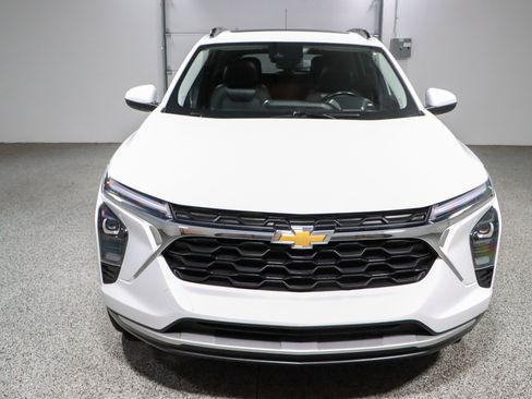 Used 2024 Chevrolet Trax LT w/ Sunroof Package FWD image 4