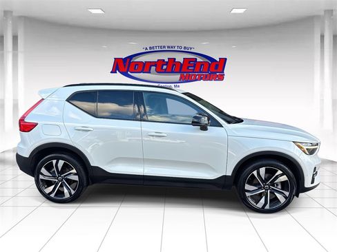 Used 2024 Volvo XC40 B5 Plus w/ Climate Package image 2