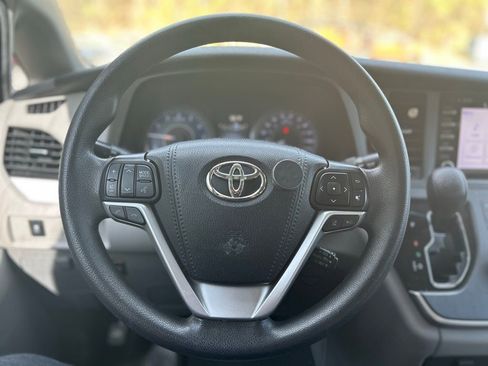 Used 2020 Toyota Sienna LE image 11