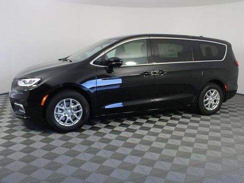 New 2026 Chrysler Pacifica Select image 2