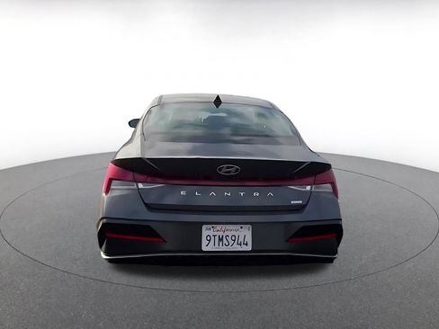 Used 2025 Hyundai Elantra Limited image 12