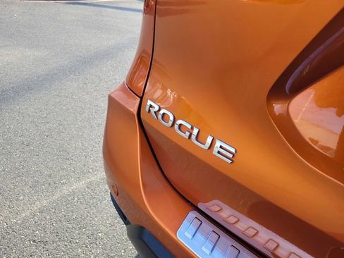 Used 2019 Nissan Rogue SL w/ Premium Package image 6