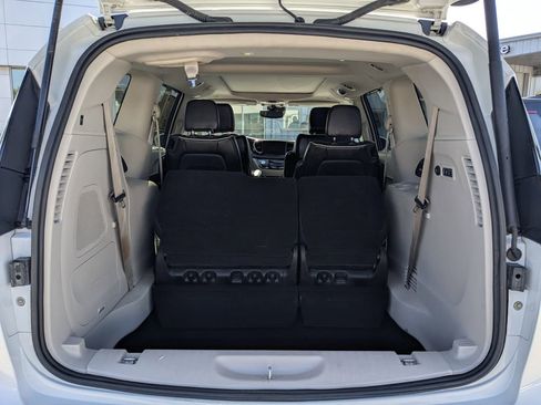 Used 2022 Chrysler Pacifica Limited FWD image 11