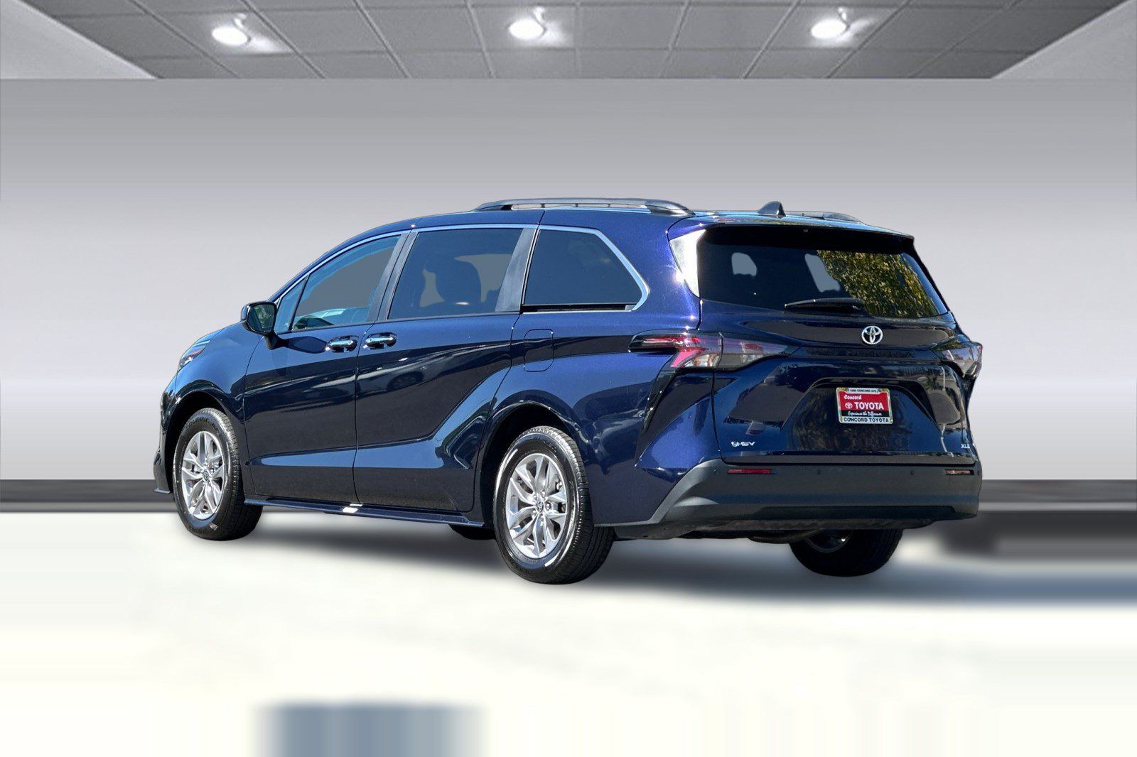 Used 2026 Toyota Sienna XLE FWD image 3