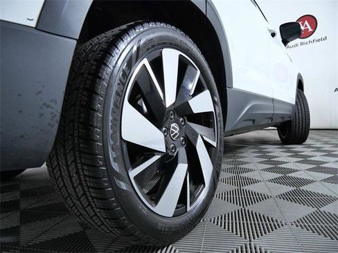 Used 2024 Volkswagen Taos SEL image 9