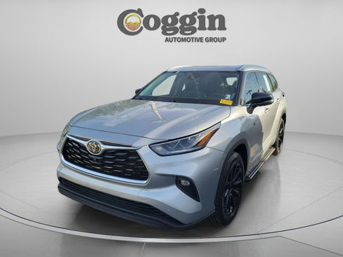 Used 2021 Toyota Highlander Limited FWD image 1