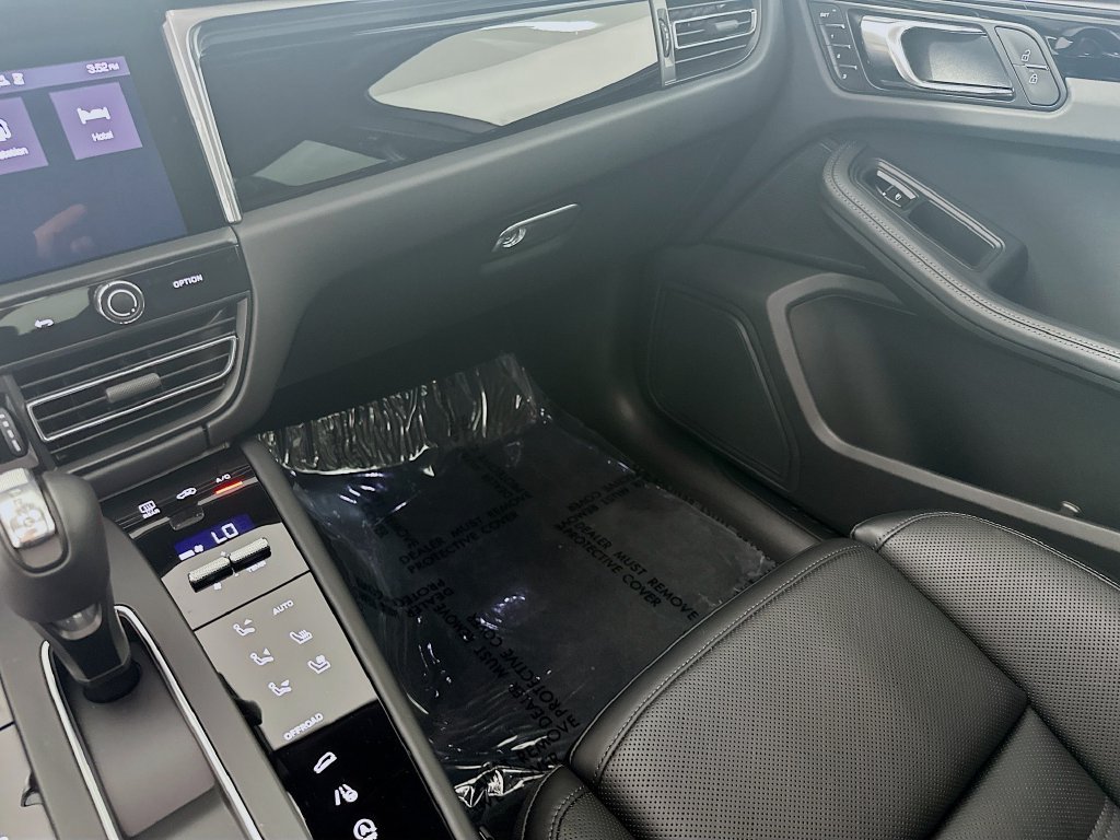 Certified 2025 Porsche Macan AWD/4WD image 26