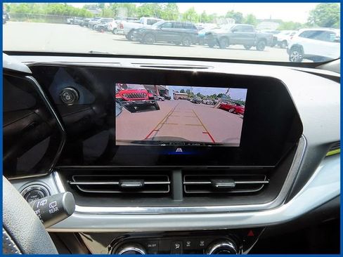 Used 2025 Chevrolet Trax LT FWD image 16