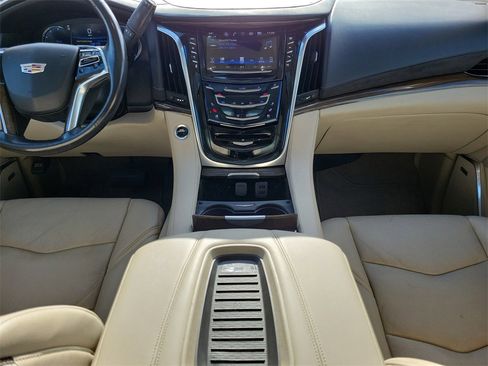 Used 2019 Cadillac Escalade Luxury image 15