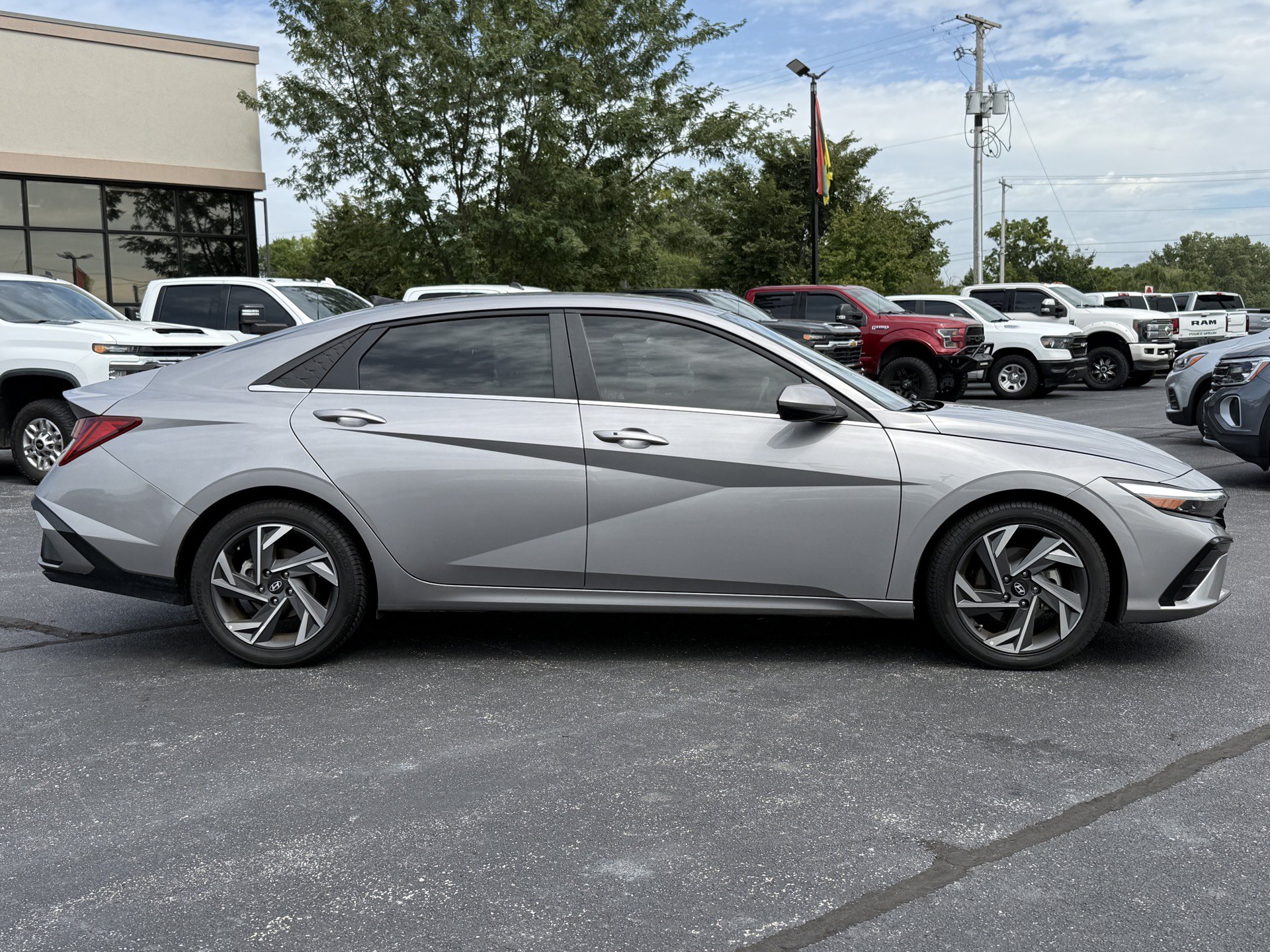 Used 2025 Hyundai Elantra SEL FWD image 9