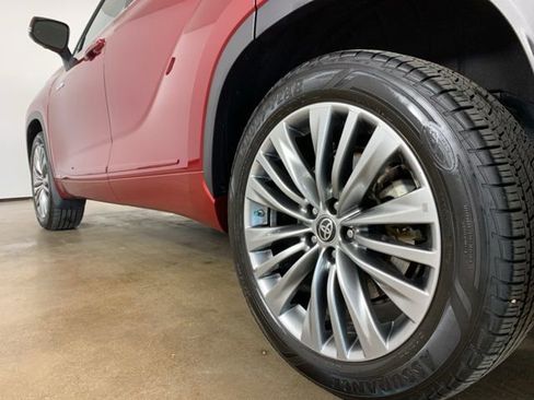 Used 2021 Toyota Highlander Platinum image 17