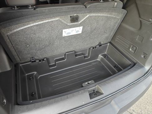 Used 2023 Chevrolet Traverse RS image 21