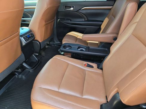 Used 2018 Toyota Highlander Limited Platinum AWD/4WD image 18