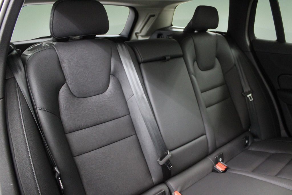 Used 2025 Volvo V60 B5 Cross Country Plus AWD/4WD image 28