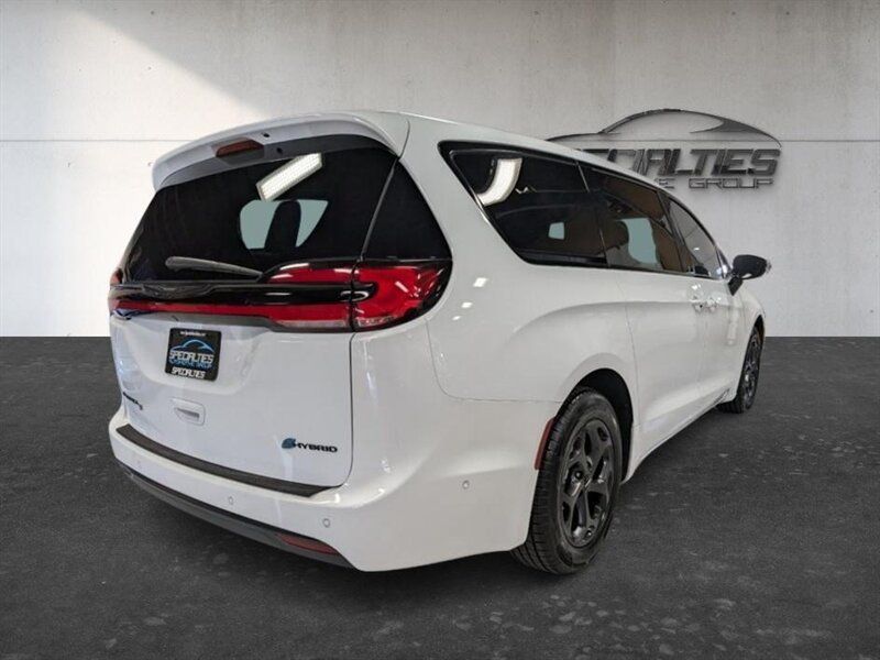 Used 2023 Chrysler Pacifica Limited w/ S Appearance Package FWD image 10