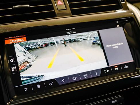 Used 2018 Land Rover Discovery HSE AWD/4WD image 24