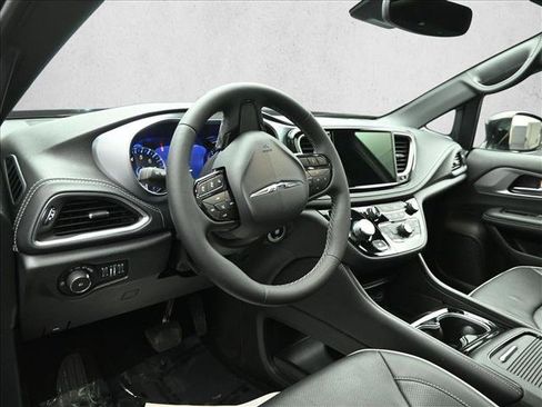Used 2025 Chrysler Pacifica Limited FWD image 10
