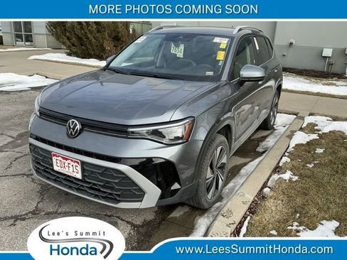 Used 2025 Volkswagen Taos SE image 1