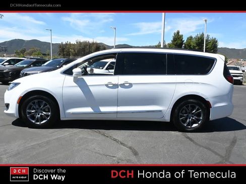 Used 2017 Chrysler Pacifica Touring-L FWD image 4