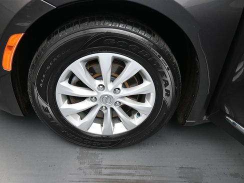 Used 2017 Chrysler Pacifica Touring-L FWD image 18