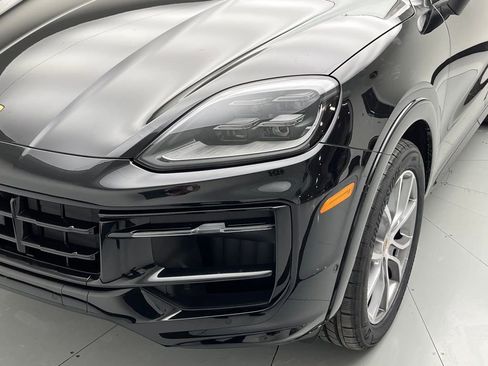 Used 2025 Porsche Cayenne image 28