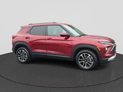 Used 2025 Chevrolet TrailBlazer LT image 2