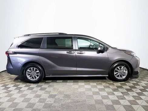 Certified 2024 Toyota Sienna XLE FWD image 9