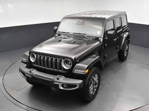 Used 2025 Jeep Wrangler Unlimited Sahara AWD/4WD image 18