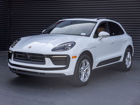 Certified 2025 Porsche Macan image 1